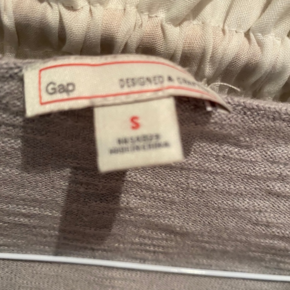 Gap sweater